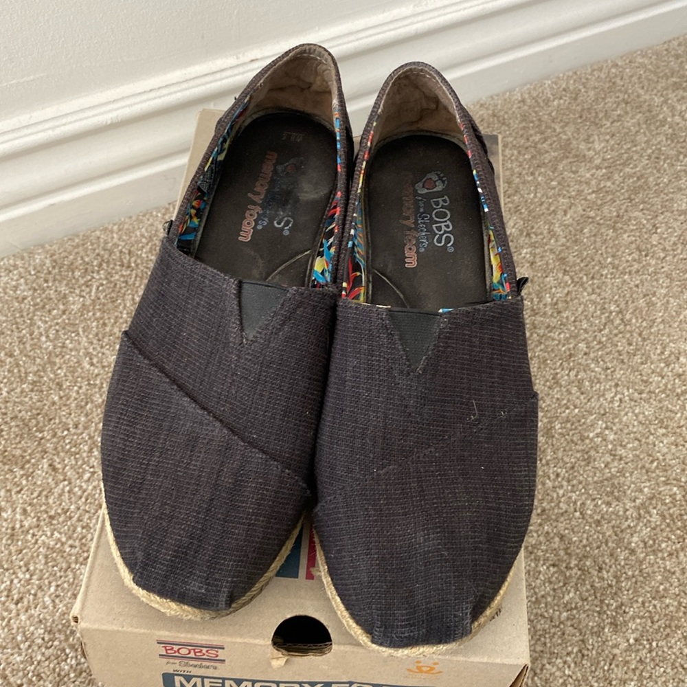 Skechers Bobs Ladies Wedge Shoe. Memory Foam Woven bottom Black 8.5